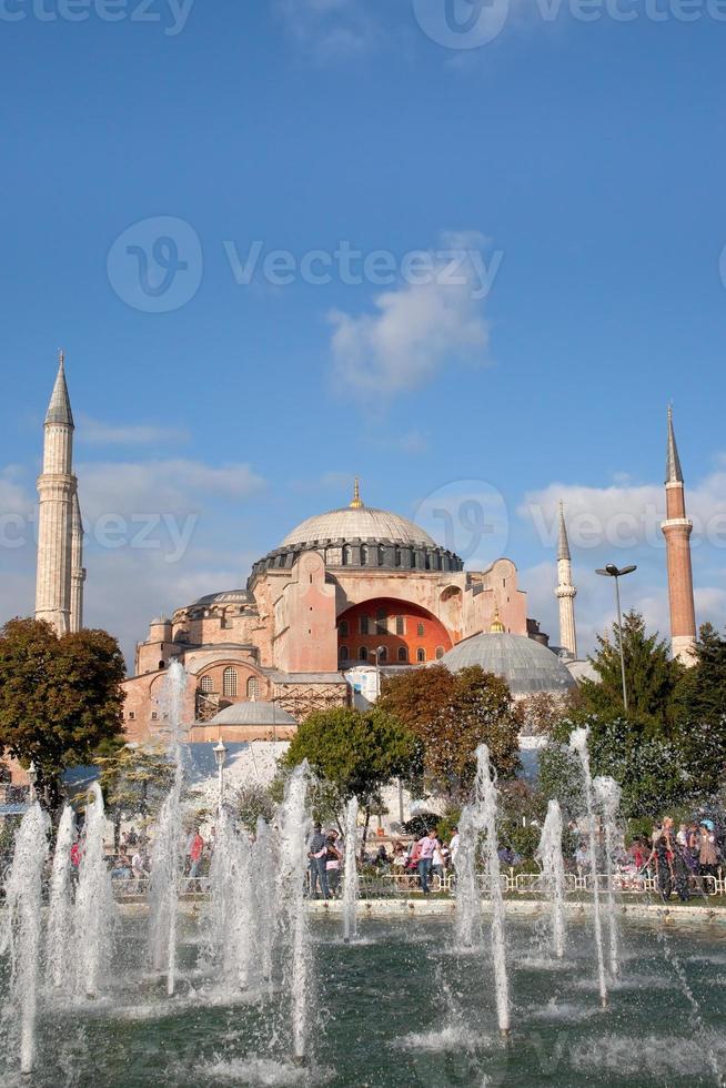 haghia sophia a través de la fuente en la plaza sultanahmet foto