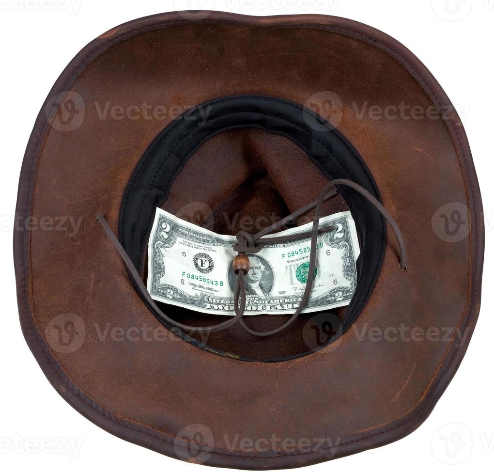 sombrero de vaquero con billete de la suerte aislado en blanco foto