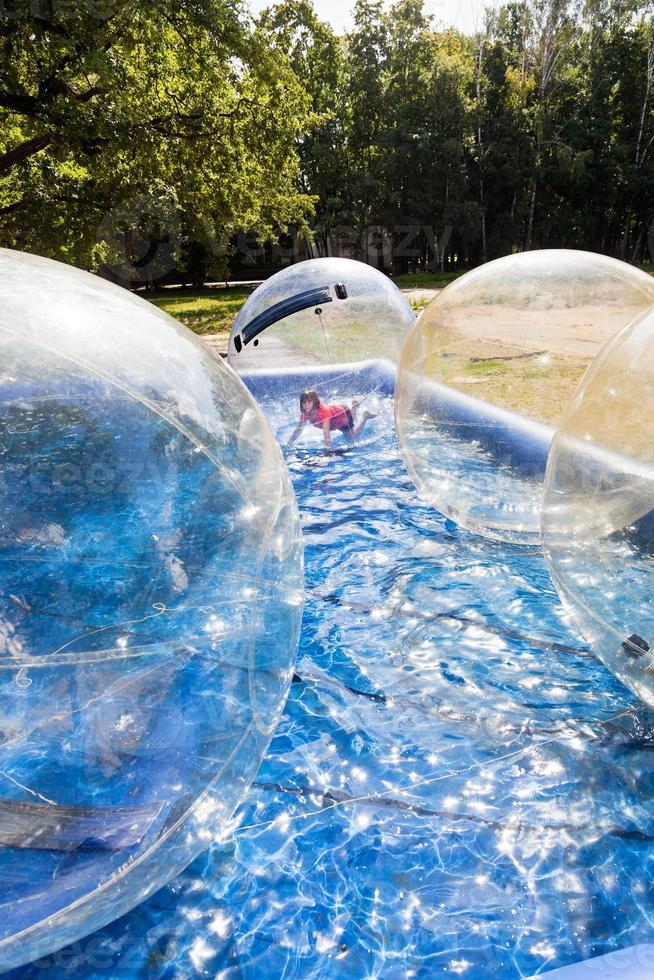 niña en bola de agua foto