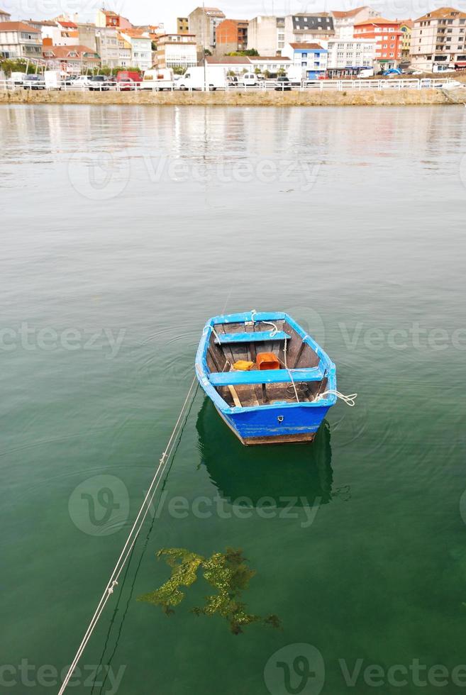 barco de madera en el agua en el golfo de vizcaya foto