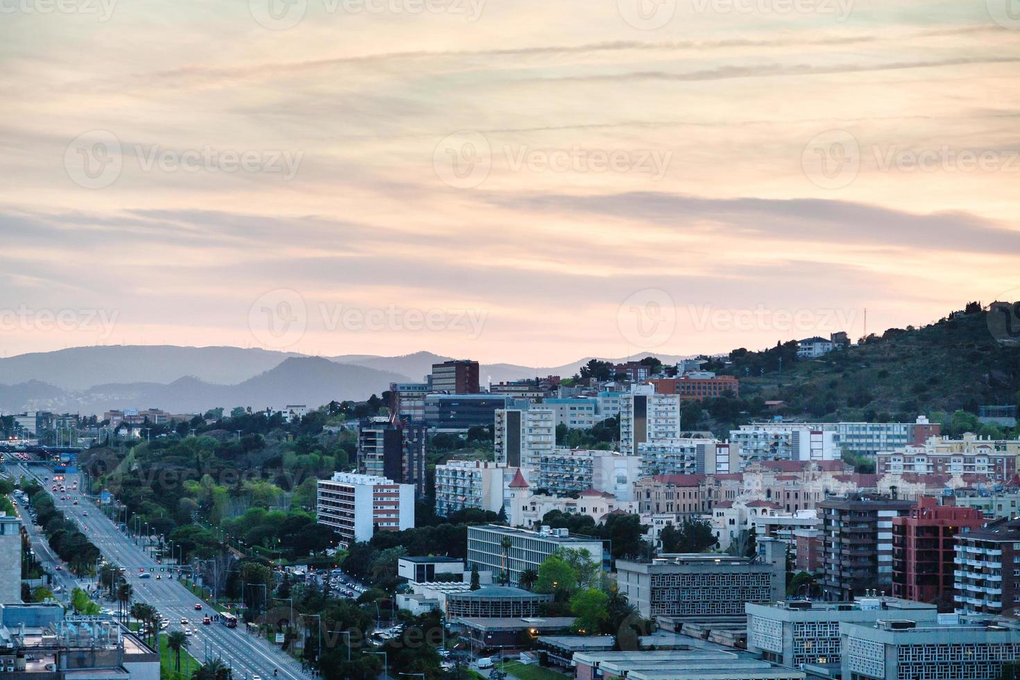 cielo del atardecer sobre la avenida avinguda diagonal foto