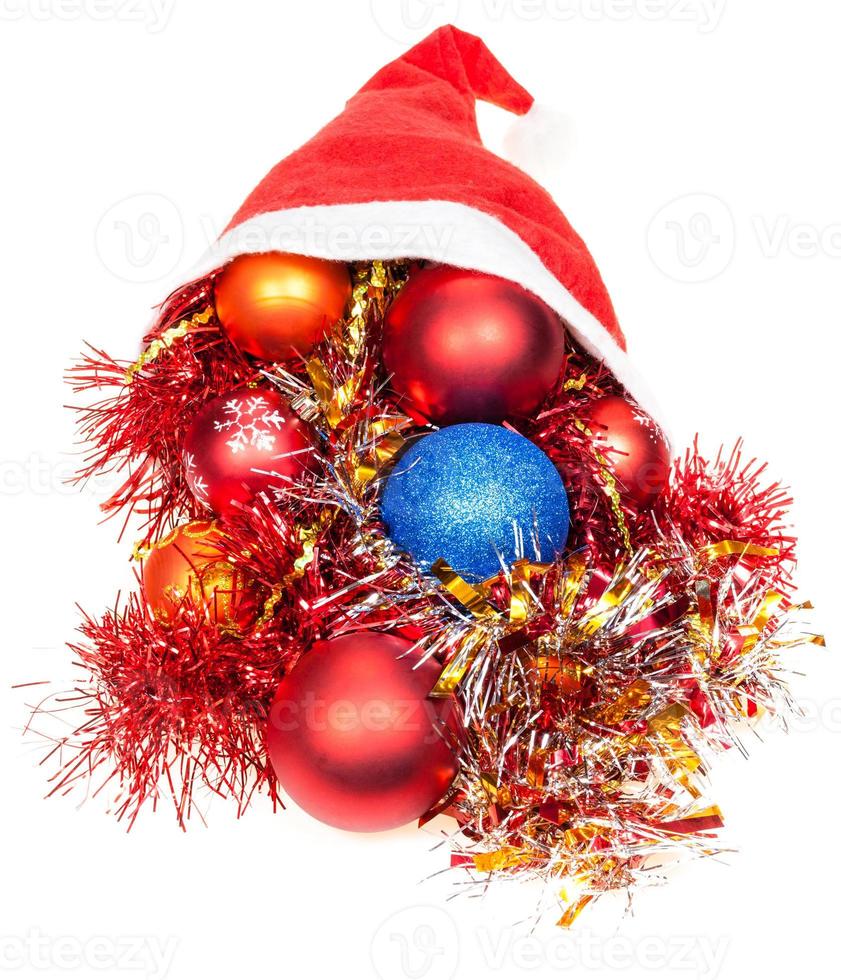 las decoraciones navideñas se caen del sombrero rojo de santa foto