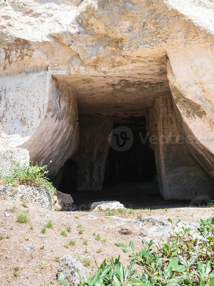 entrance to Grotta dei Cordari in Syracuse 11689971 Stock Photo at Vecteezy