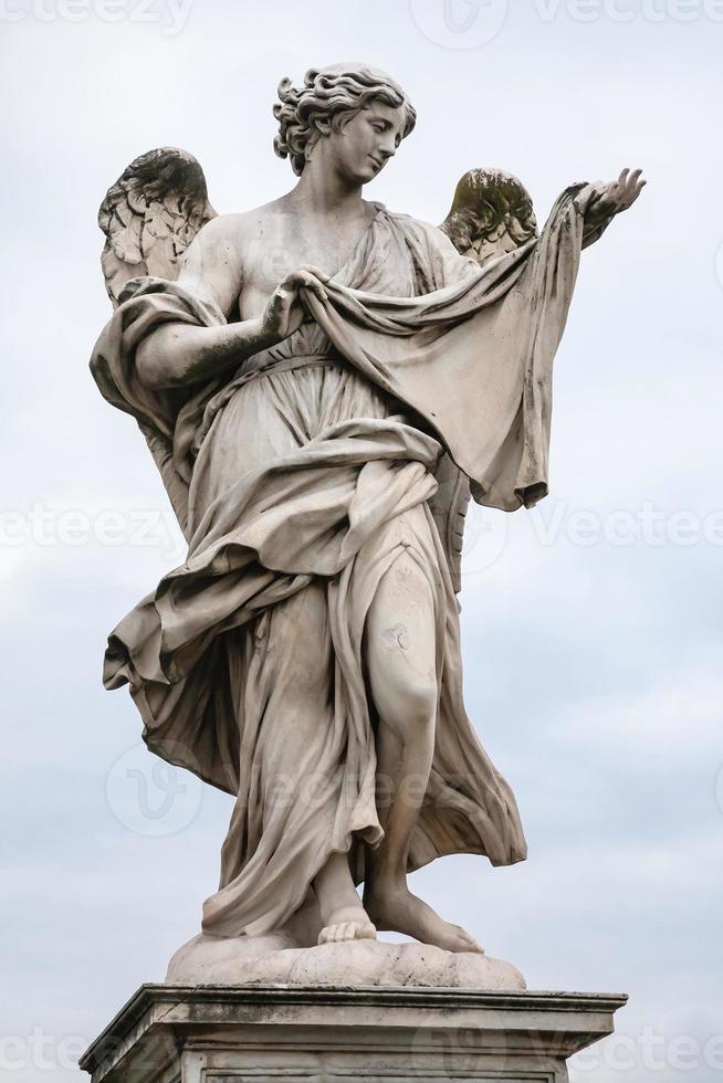 figura de ángel en ponte sant angelo en roma foto