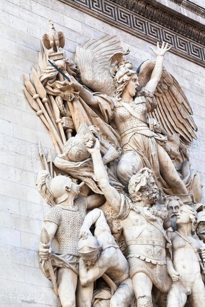 Escultura decoración del arco triunfal en París foto