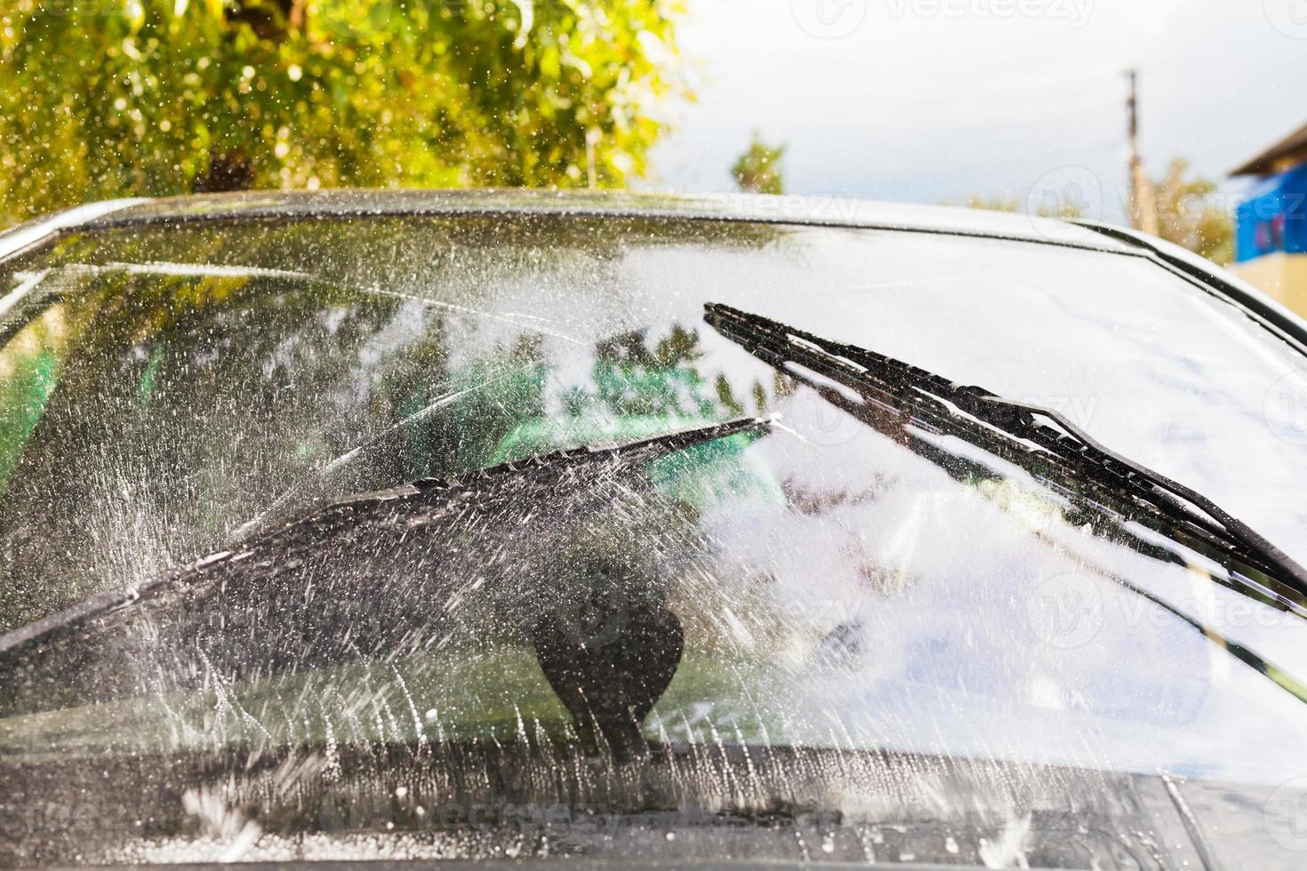 los limpiaparabrisas de los autos lavan el parabrisas foto