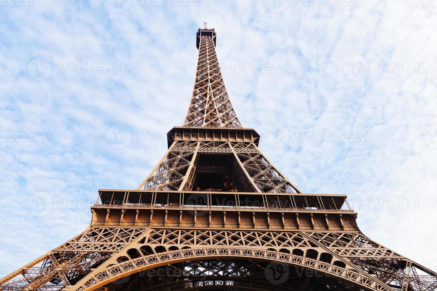 vista inferior de la torre eiffel en paris foto