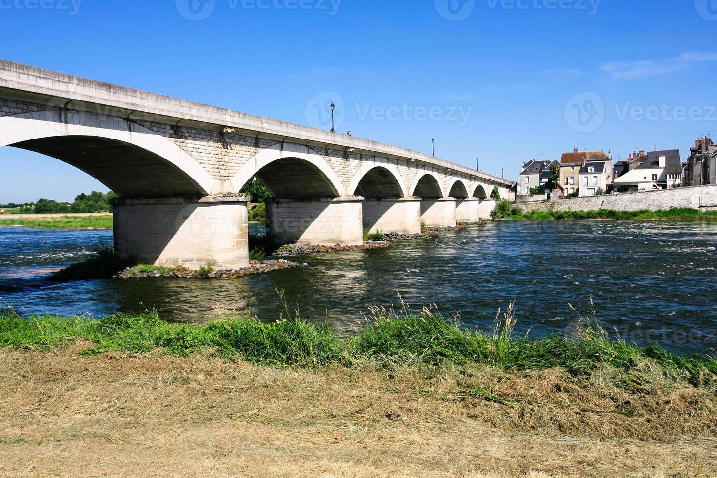 puente pont du marechal leclerc sobre el río loira foto