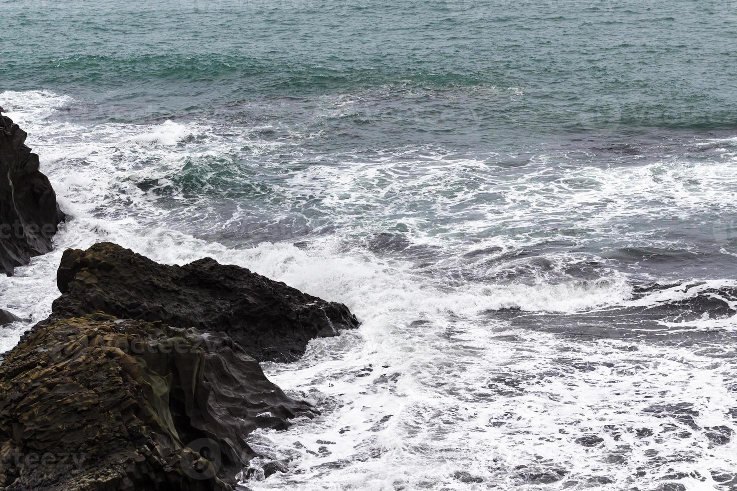 surf en el océano atlántico en islandia foto