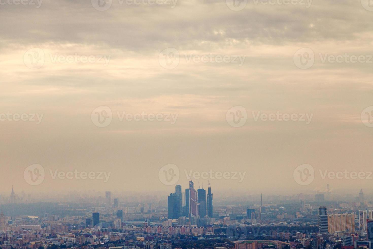 smog al atardecer bajo la ciudad de moscú foto