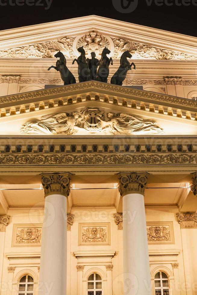 fachada del teatro bolshoi en moscú en la noche foto