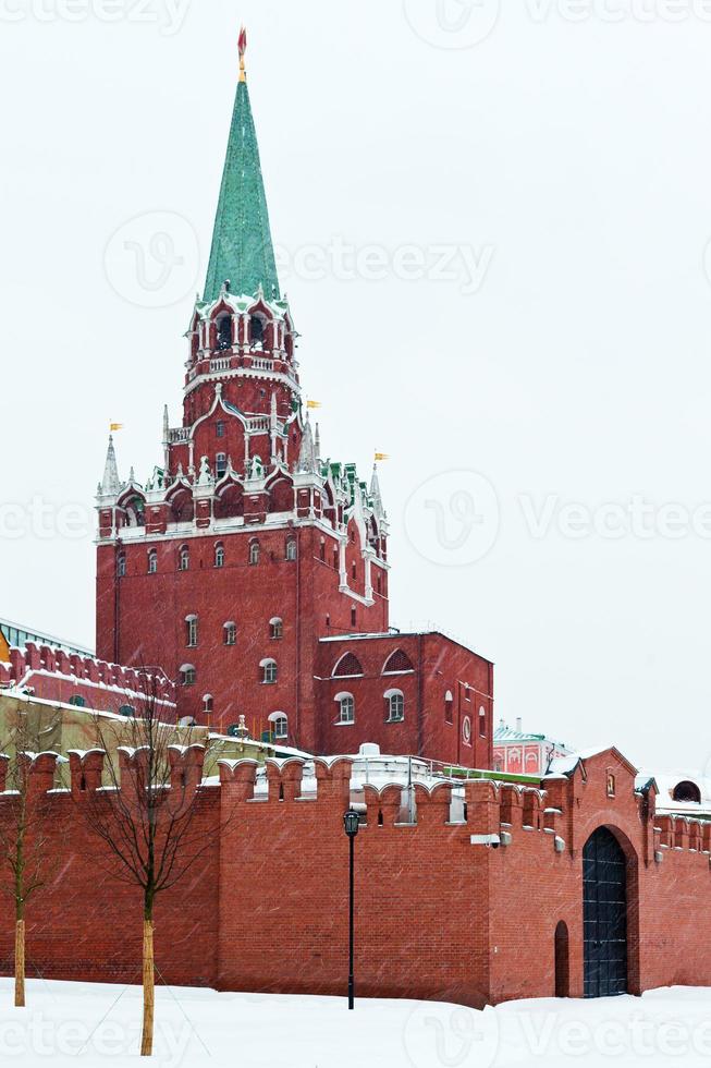 vista de la torre kremlin troitskaya en invierno nevando día foto