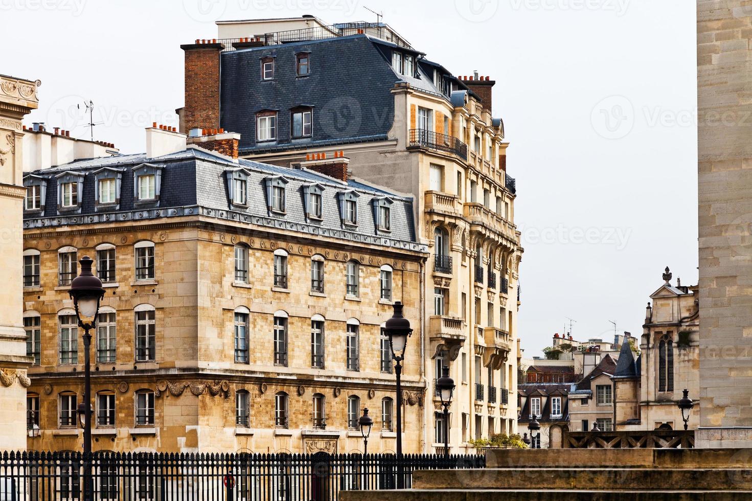 edificios de París en marzo foto