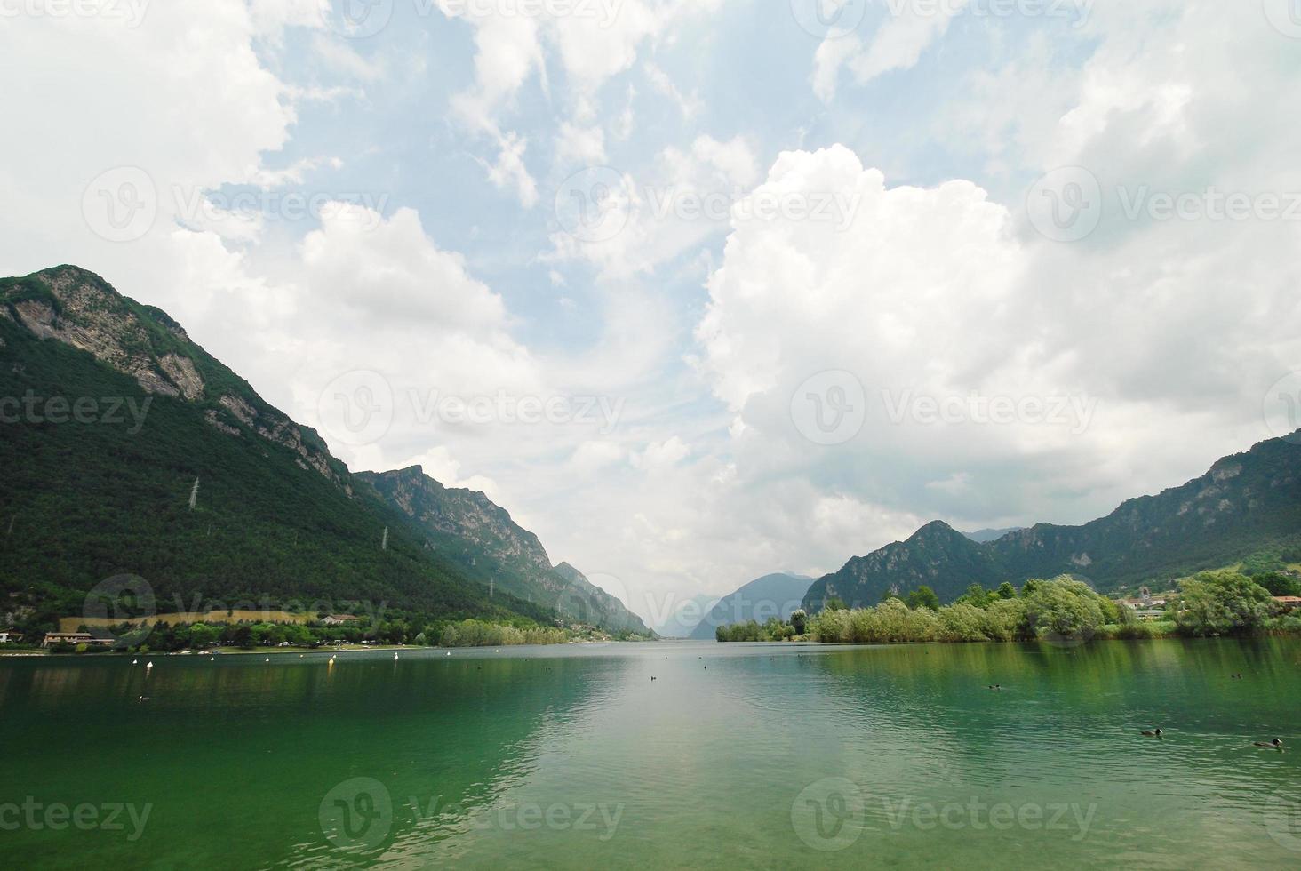 lago idro en lombardía, italia foto