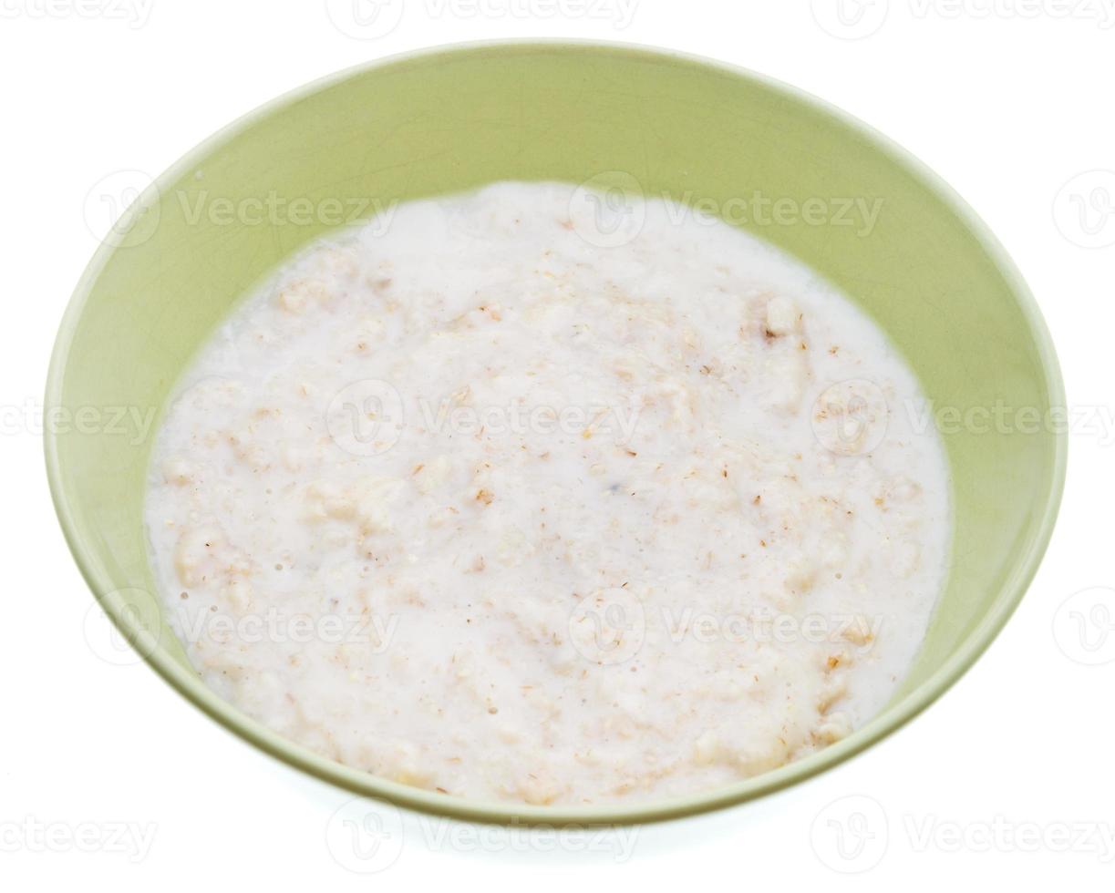 gachas de avena con leche en cuenco de cerámica foto