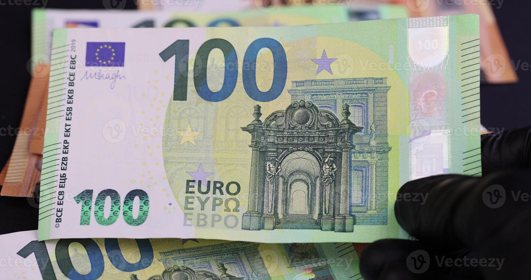 show and turn in your hand a hundred euro of the European Union photo