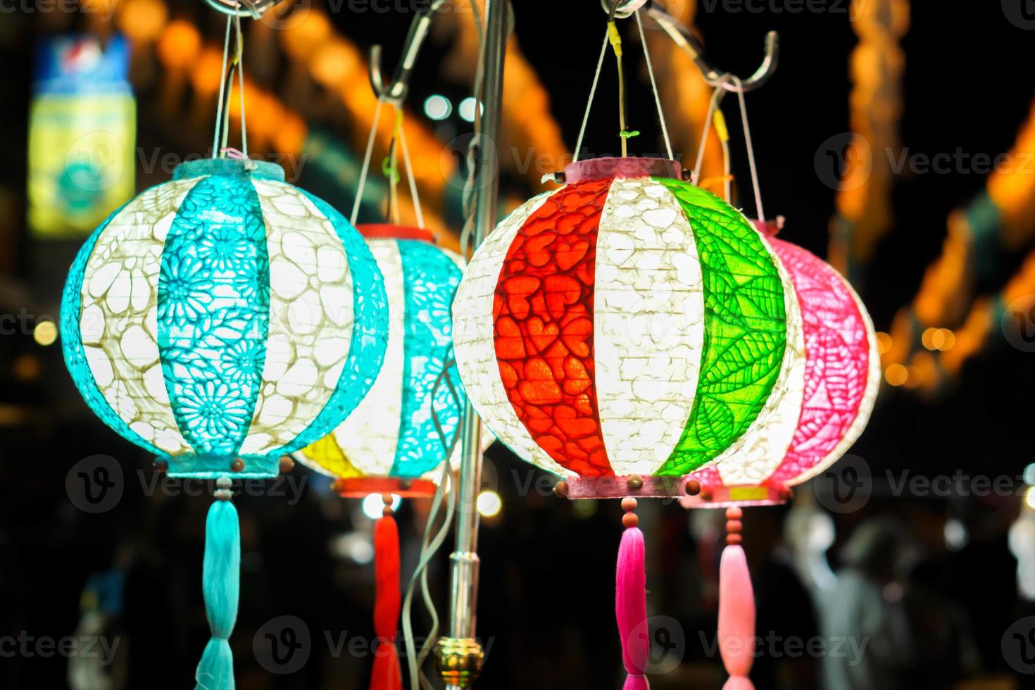 colorido espectáculo colgante de farolillos de papel chino para los  turistas en el festival de los faroles. 11697455 Foto de stock en Vecteezy