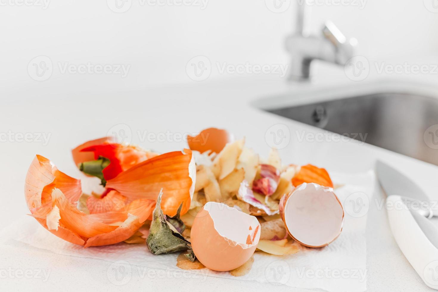 Residuos de alimentos de cocina orgánicos listos para el compostaje. foto