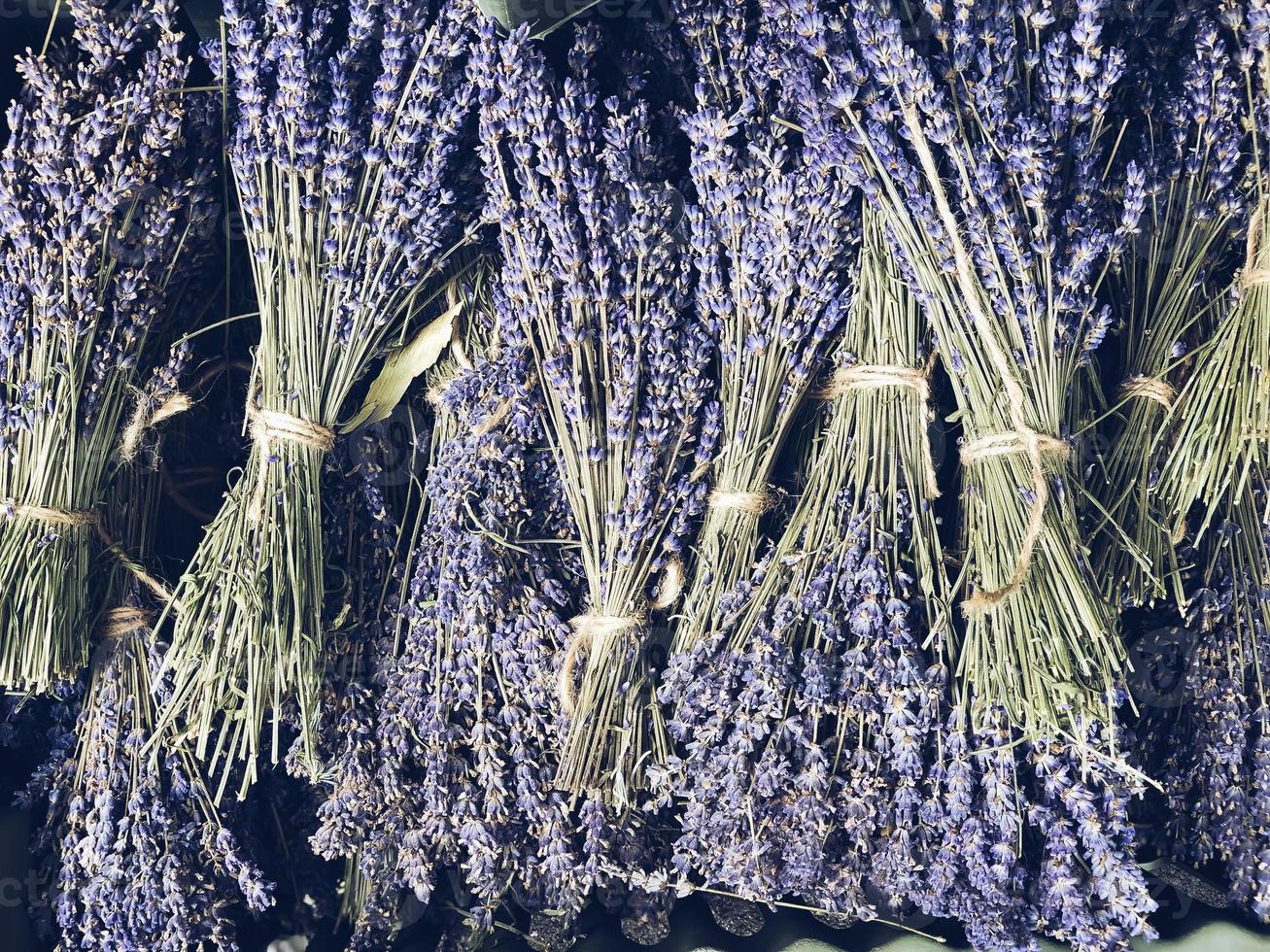 racimos de lavanda seca vendiendo al aire libre foto