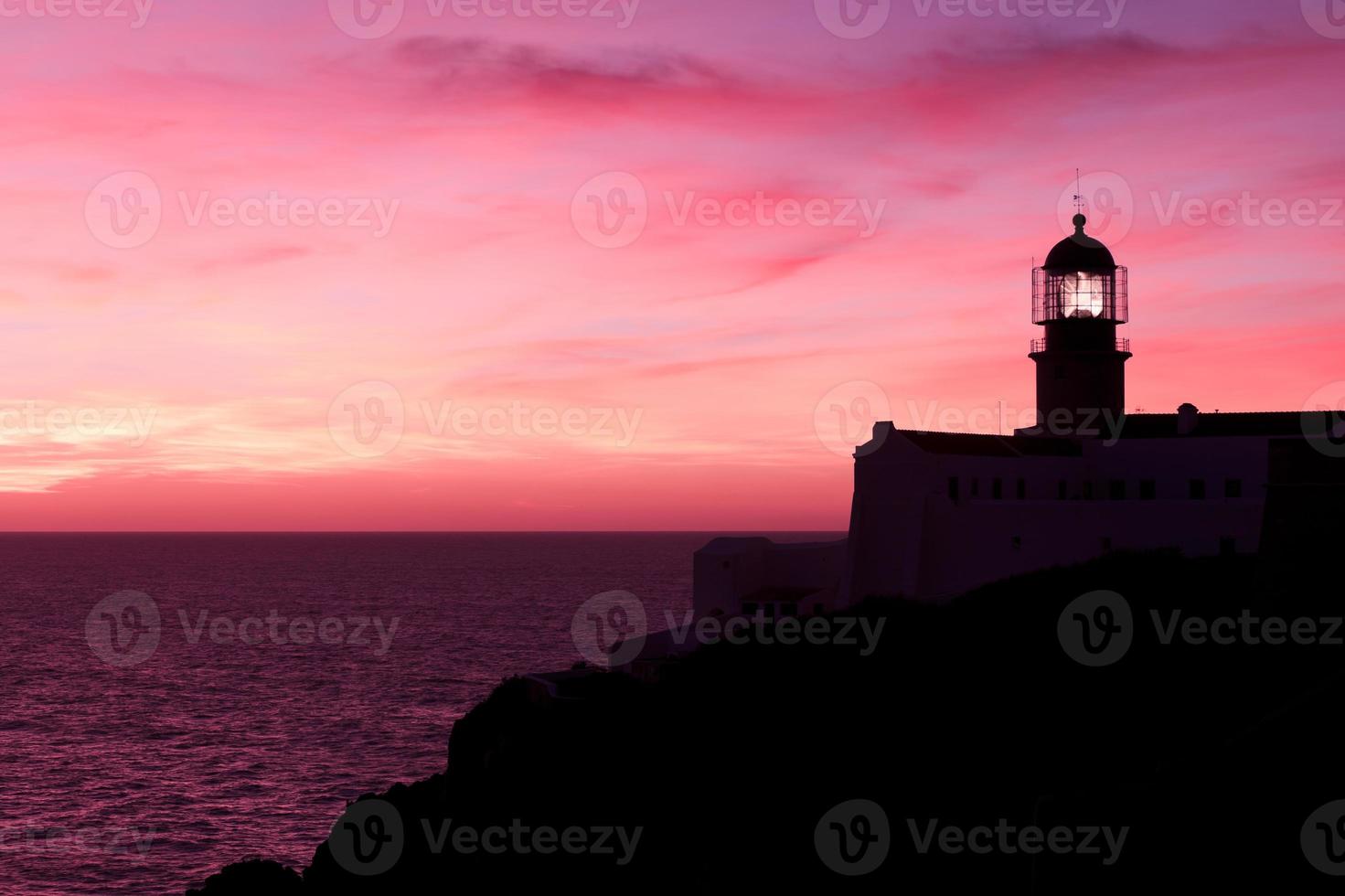 faro de cabo sao vicente, sagres, portugal al atardecer foto