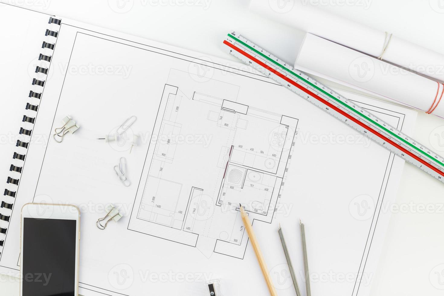 mesa de diseñador de interiores lugar de trabajo con plan de casa foto