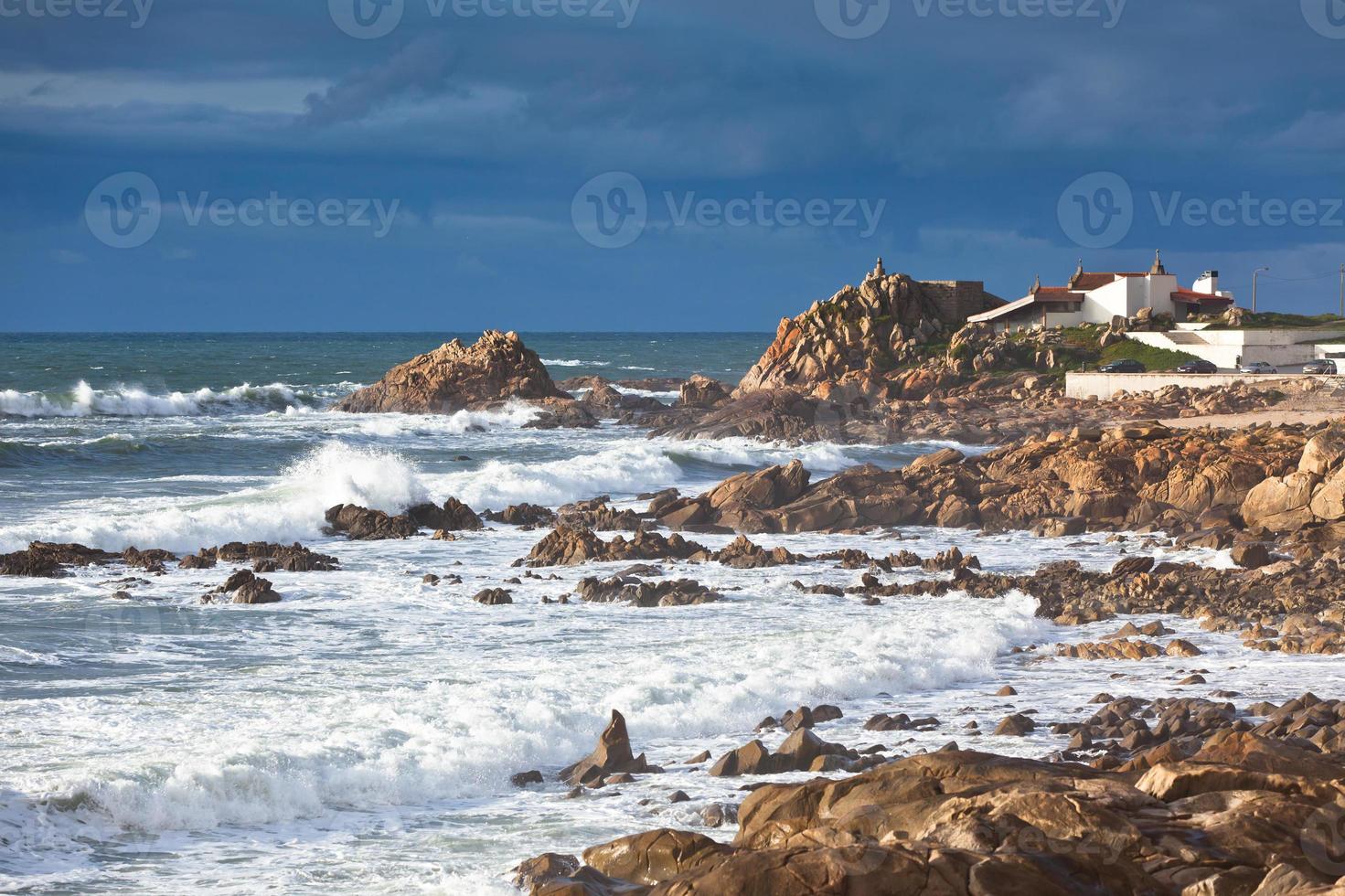 costa del océano de portugal occidental cerca de porto foto