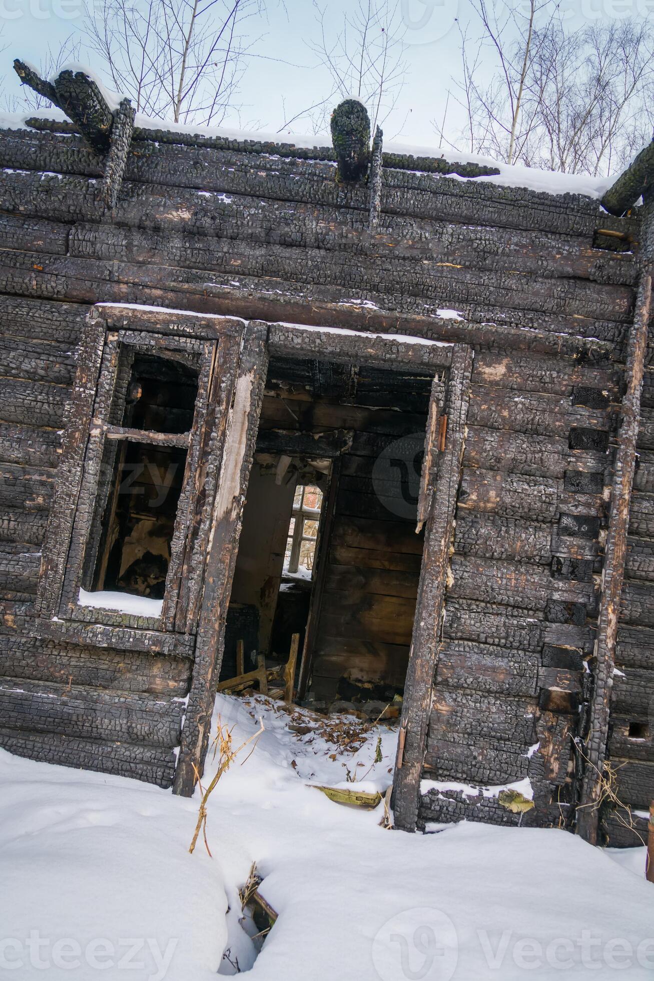 Old broken house in winter 11701325 Stock Photo at Vecteezy