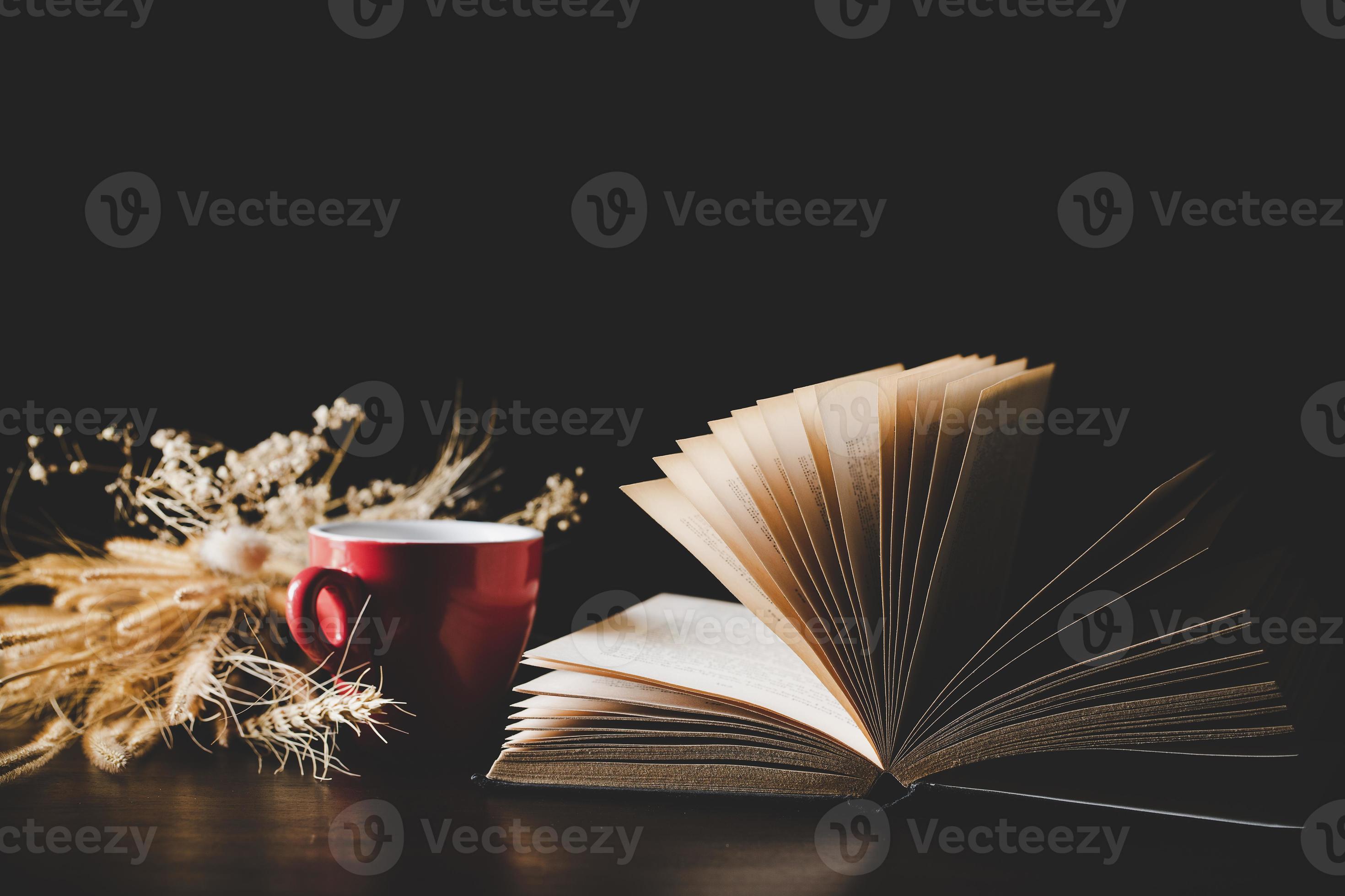 libro de la santa biblia con papel para la educación sobre fondo de