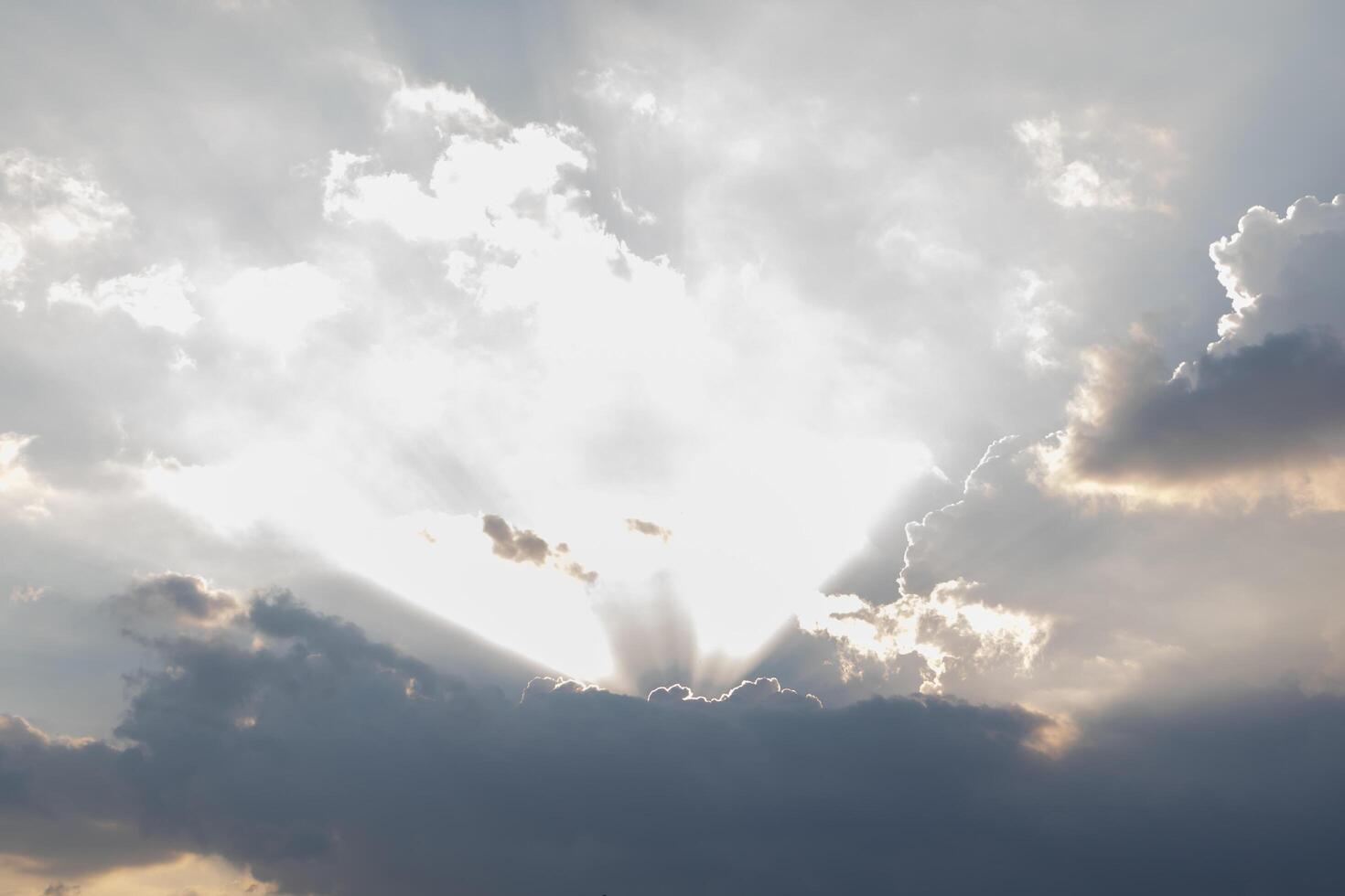 cielo y luz del sol con nubes, imagen de fondo del cielo foto