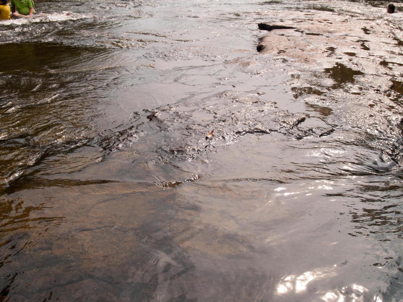 imagen de ondas en la superficie del agua con uso de luz solar para imagen de fondo, espacio de copia foto