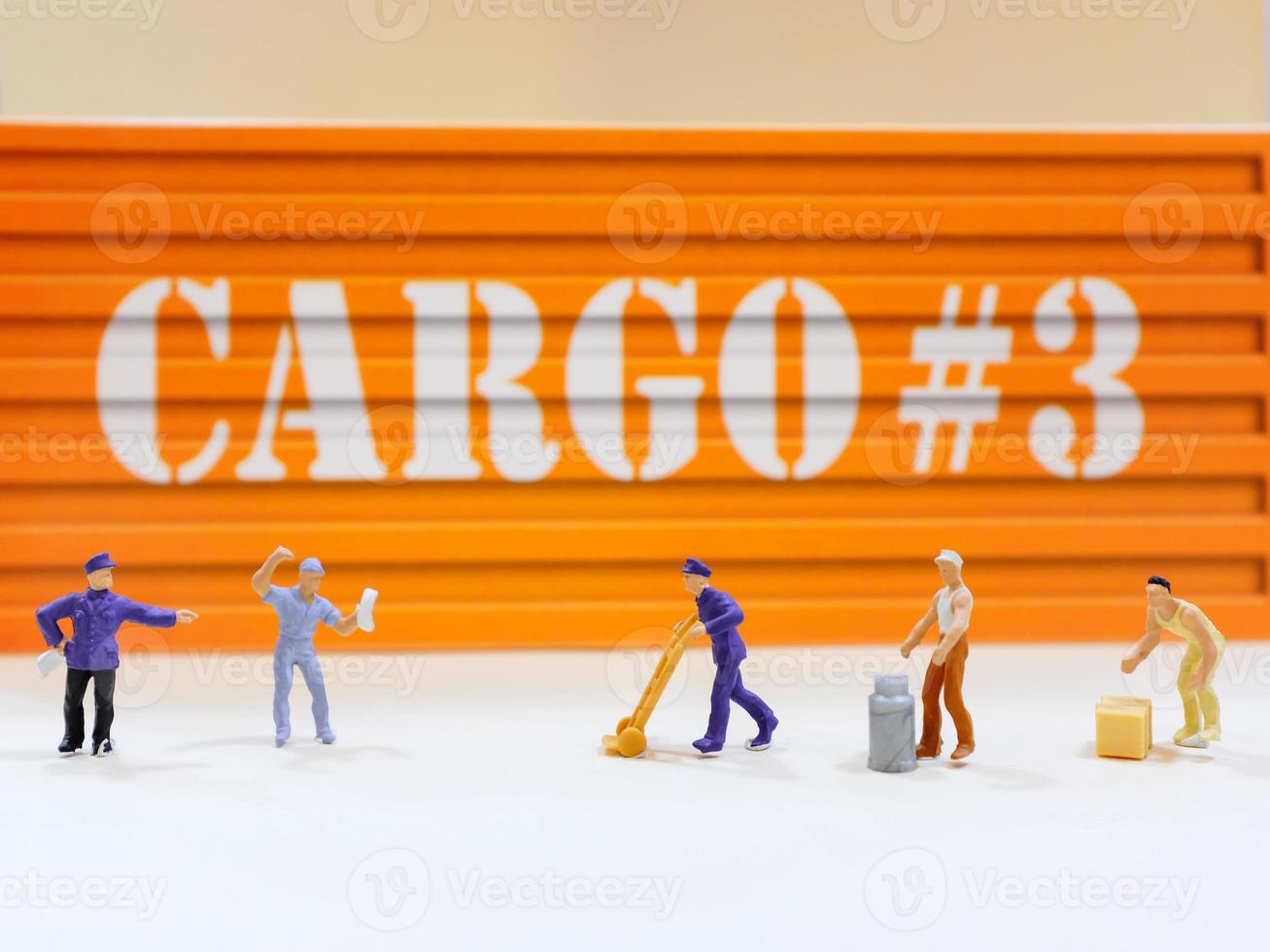 grupo de trabajadores en miniatura figura con contenedor de carga en almacén, concepto industrial y logístico foto