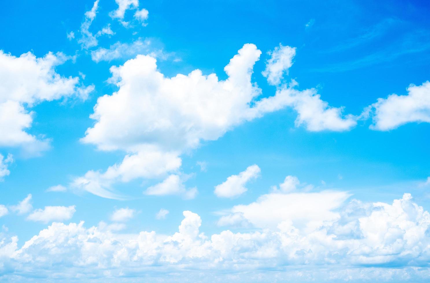 hermosas nubes blancas suaves en el cielo azul perfectas para el fondo, temporada de lluvias foto