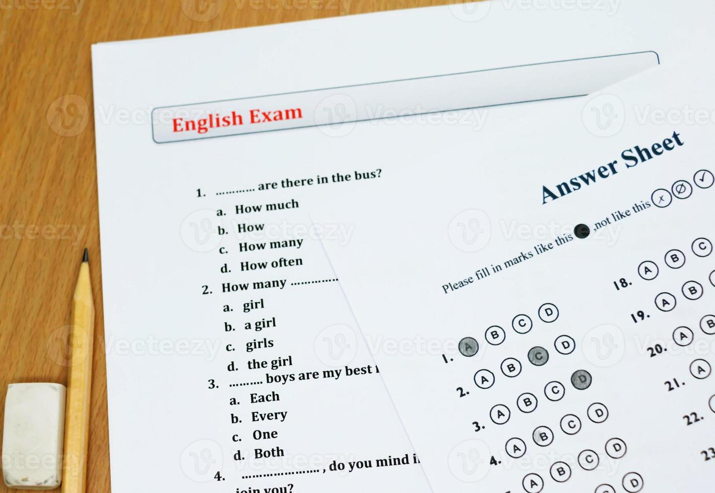 examen de ingles en la mesa foto