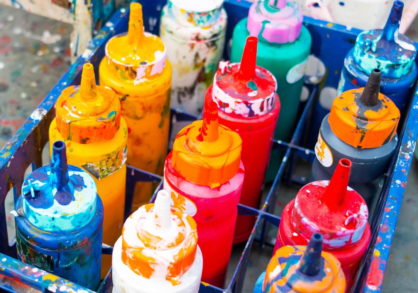 botellas de colores en estuche de plástico foto