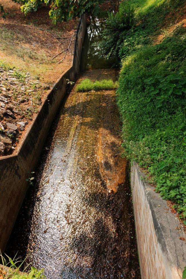 vía fluvial húmeda de hormigón foto