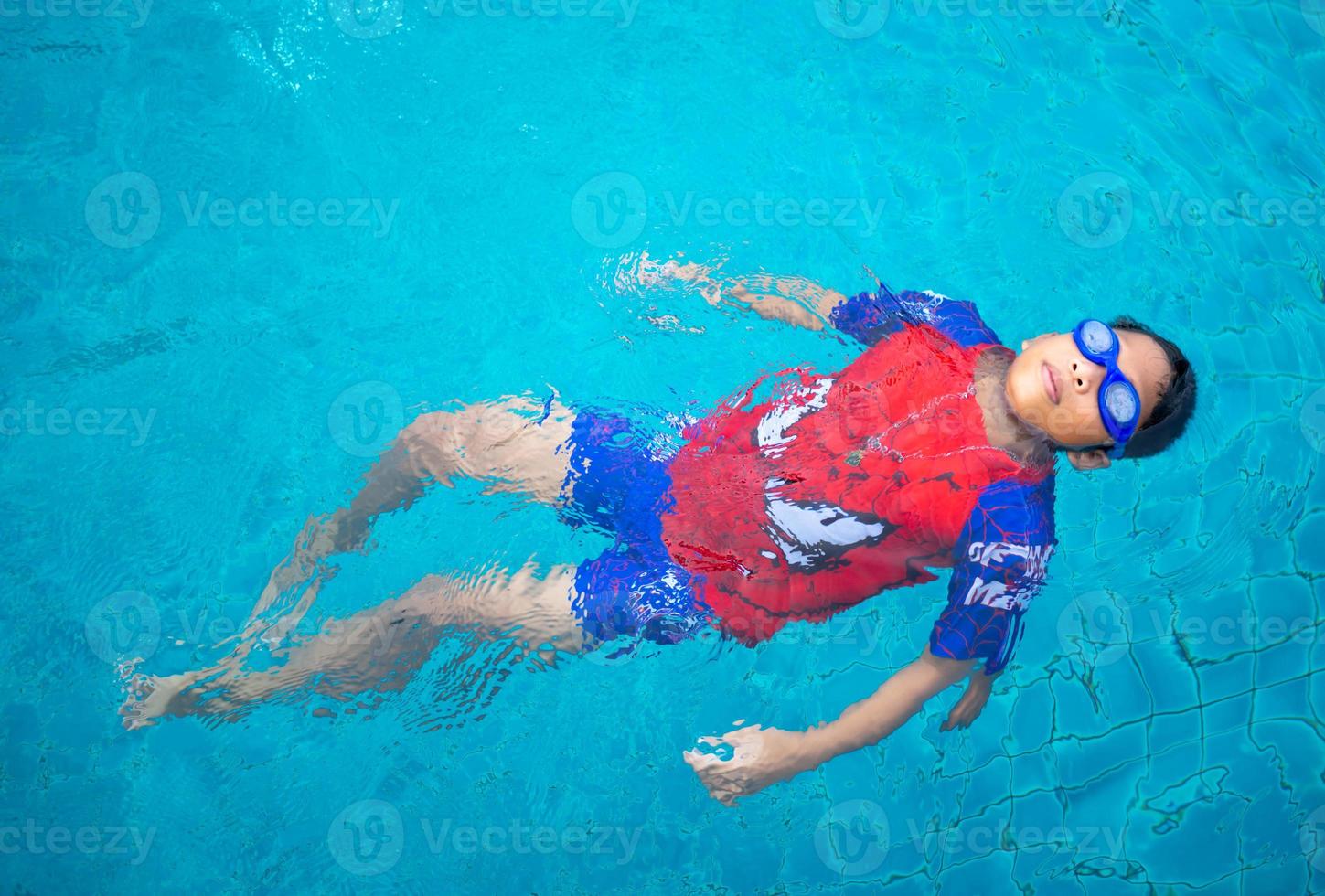 un hombre en Gafas de sol disfruta verano al aire libre, nadando en un  piscina generado por ai 28689757 Foto de stock en Vecteezy