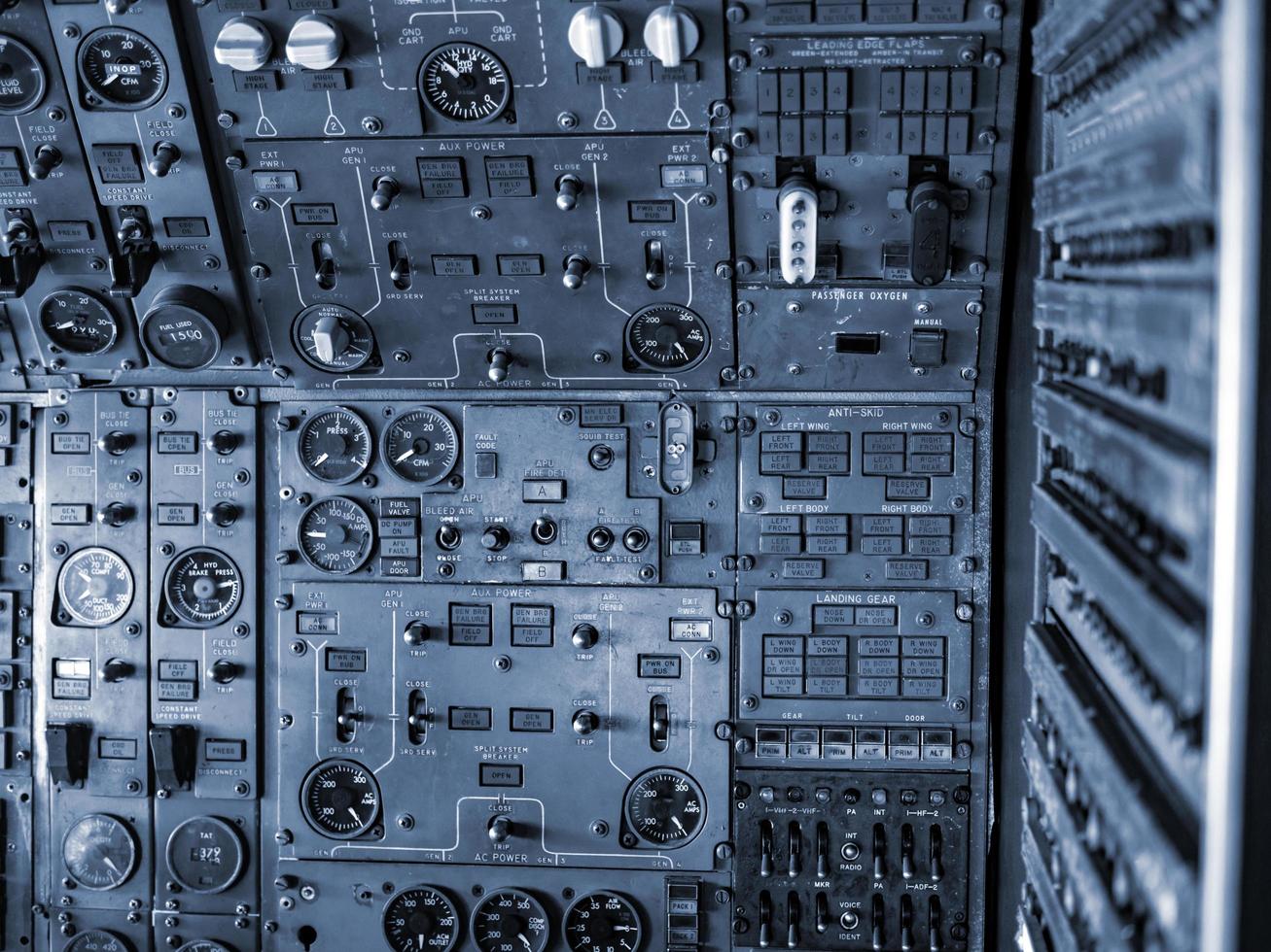 panel de interruptores de control de vuelo del avión dentro de la cabina foto