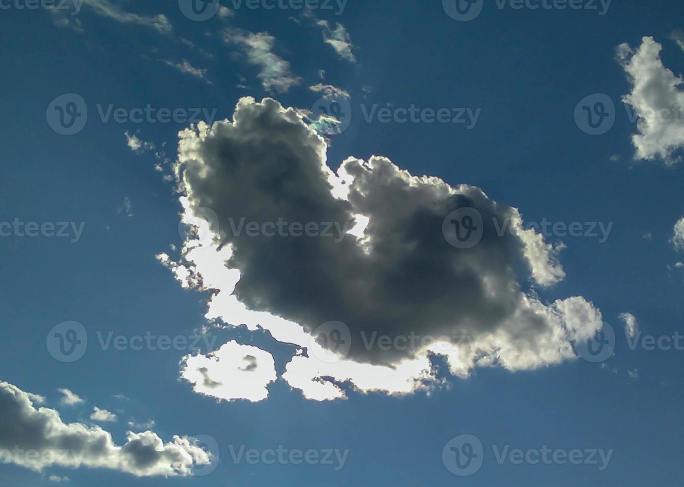 una nube en forma de corazón. una figura de las nubes en el cielo. cielo hermoso. amor. día de San Valentín. amantes la nube de cúmulo esponjosa parece un corazón. símbolo del día de san valentín. foto