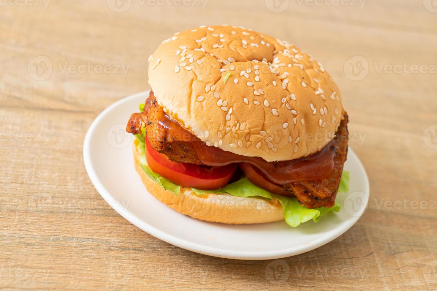 Hamburguesa de pollo a la parrilla con salsa en un plato foto