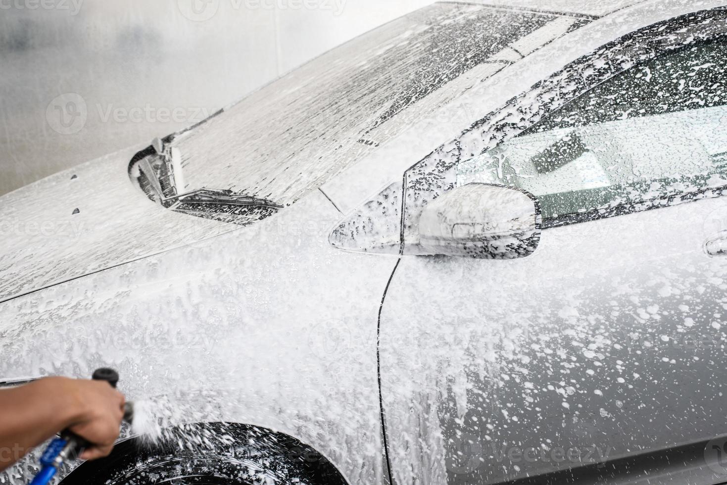 limpieza de lavado de autos con espuma y agua a alta presión foto