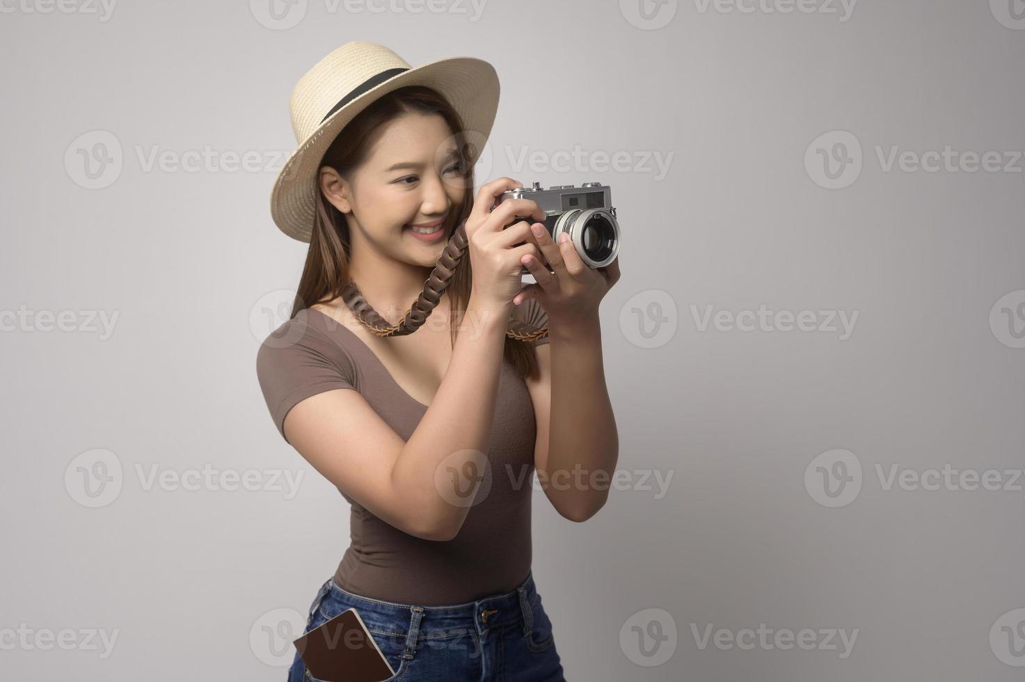 joven turista asiática feliz mujer sobre fondo blanco concepto de estudio, viajes y vacaciones. foto