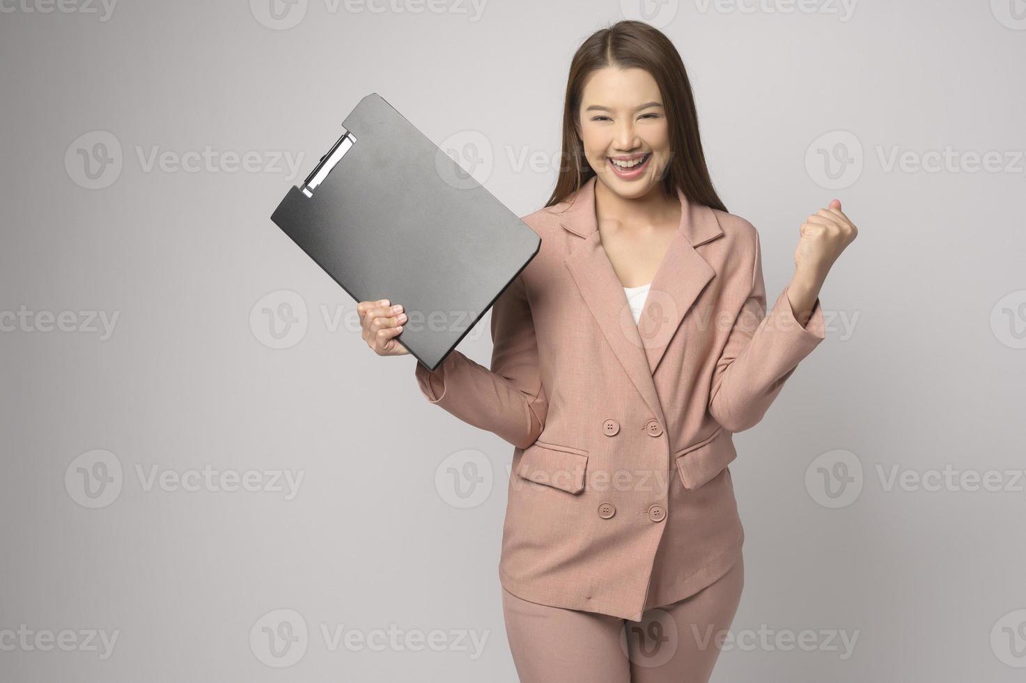 retrato de hermosa mujer asiática sobre estudio de fondo blanco. foto