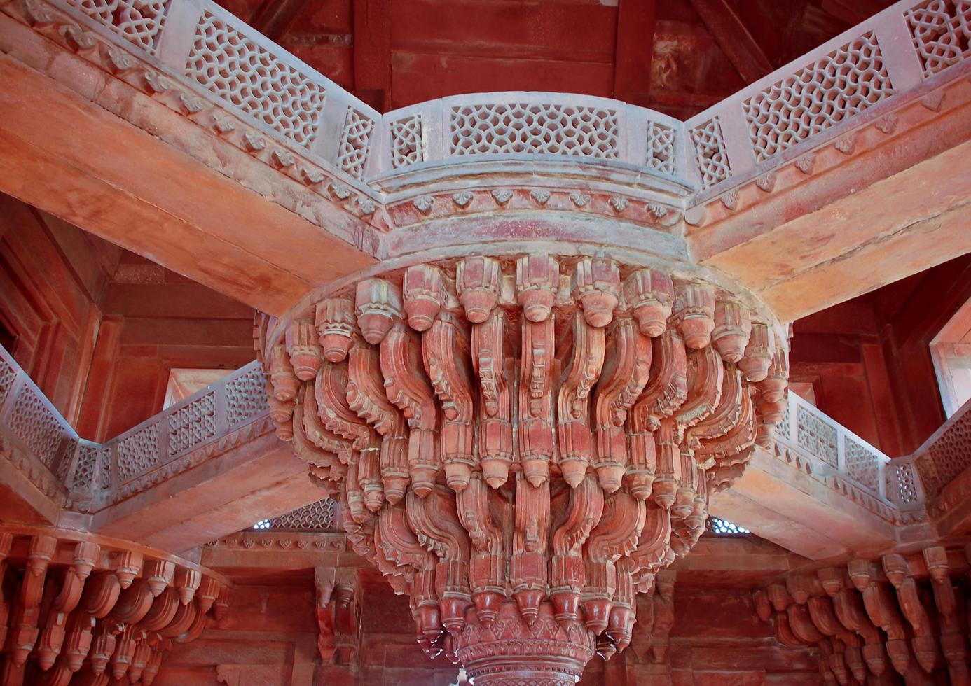 Fatehpur Sikri, India - 2011 pilar central en la sala de audiencia privada en Fatehpur Sikri, India foto