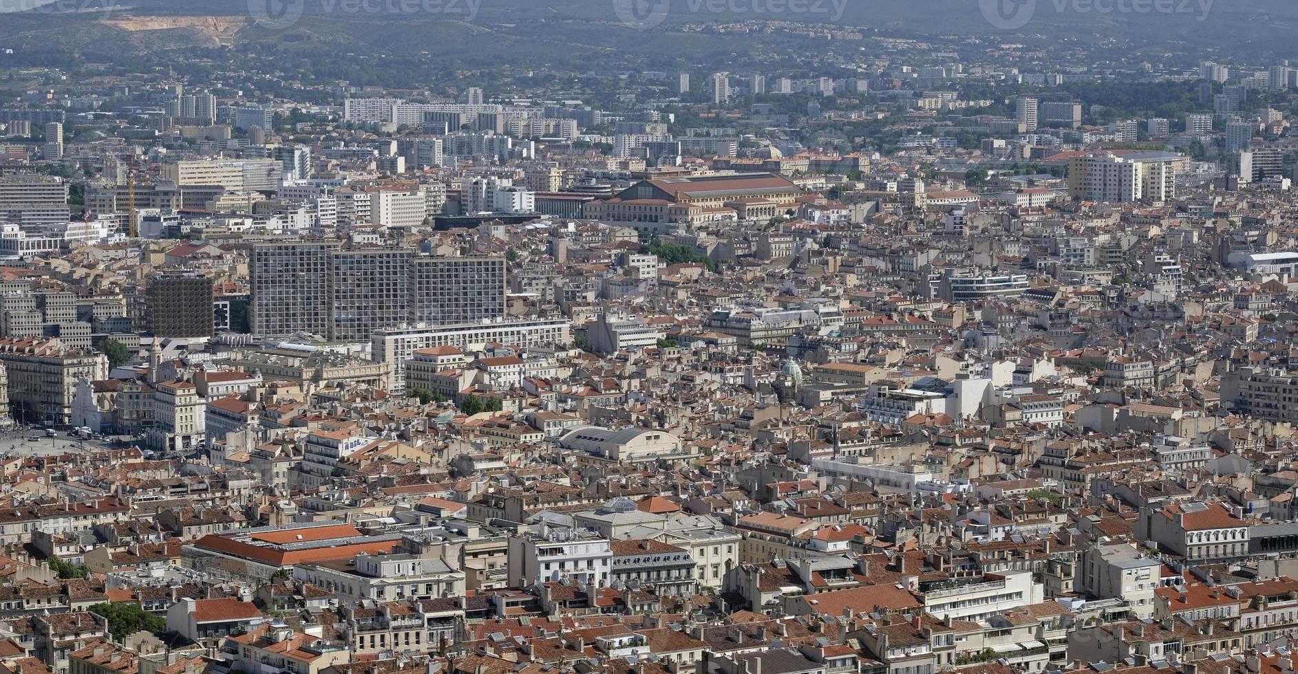 vistas a la ciudad de marsella desde una colina con contaminación lumínica en el aire foto