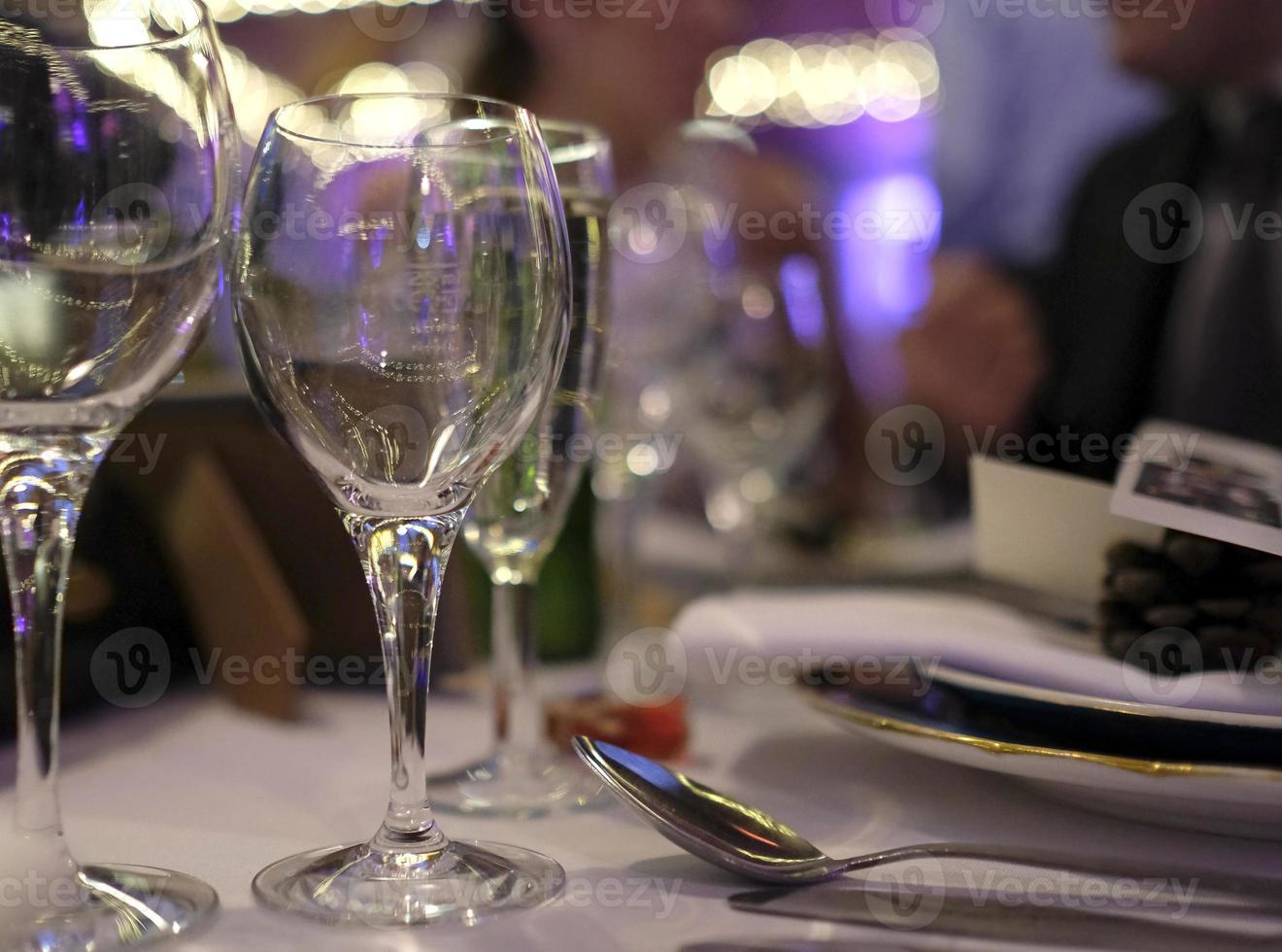 hermosas gafas sobre la mesa en una boda foto