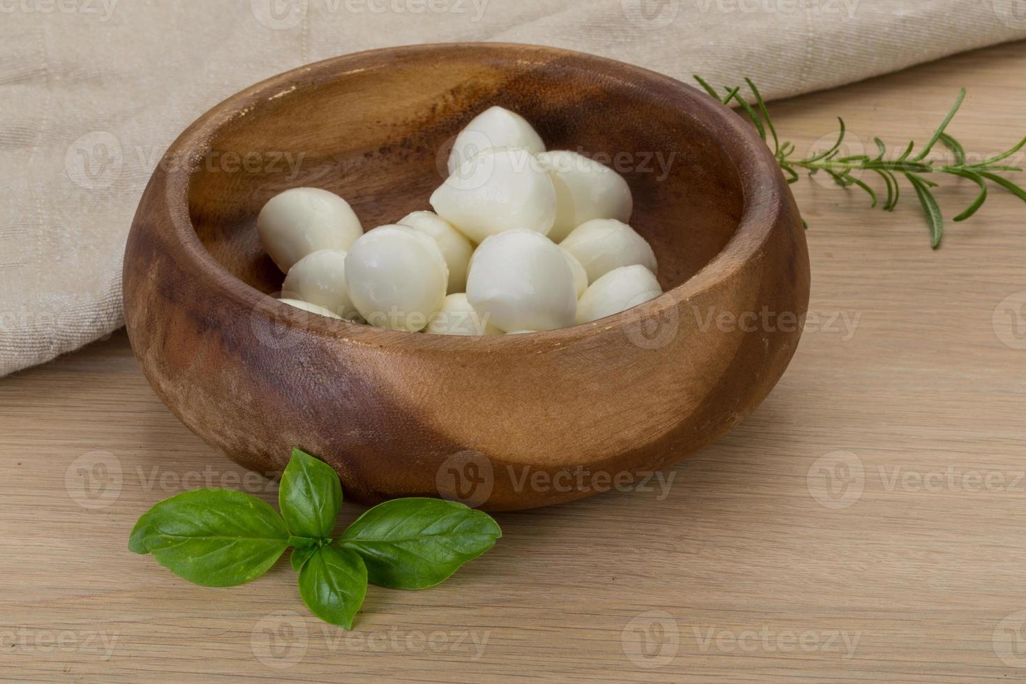 queso mozzarella en un bol sobre fondo de madera foto