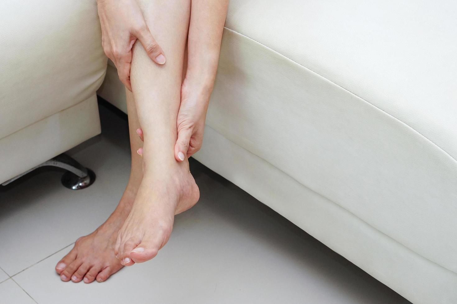 mujer que sufre de dolor en las piernas. concepto médico y de salud