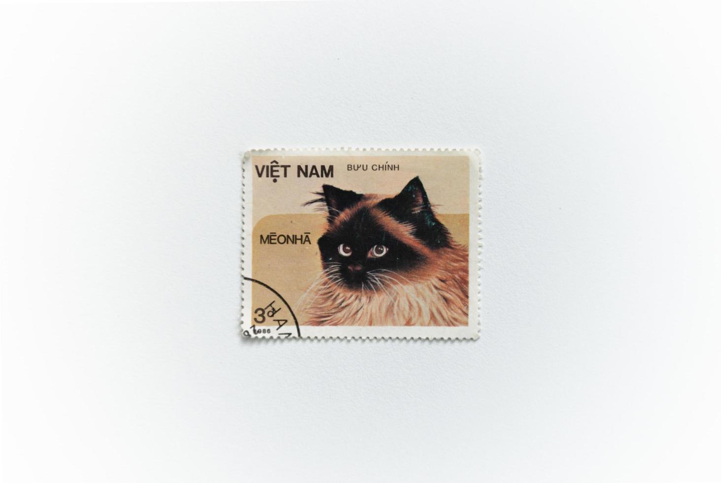 una serie de sellos postales de vietnam 1986, fauna, animales. el sello representa un gato doméstico, serie de gatos domésticos. foto