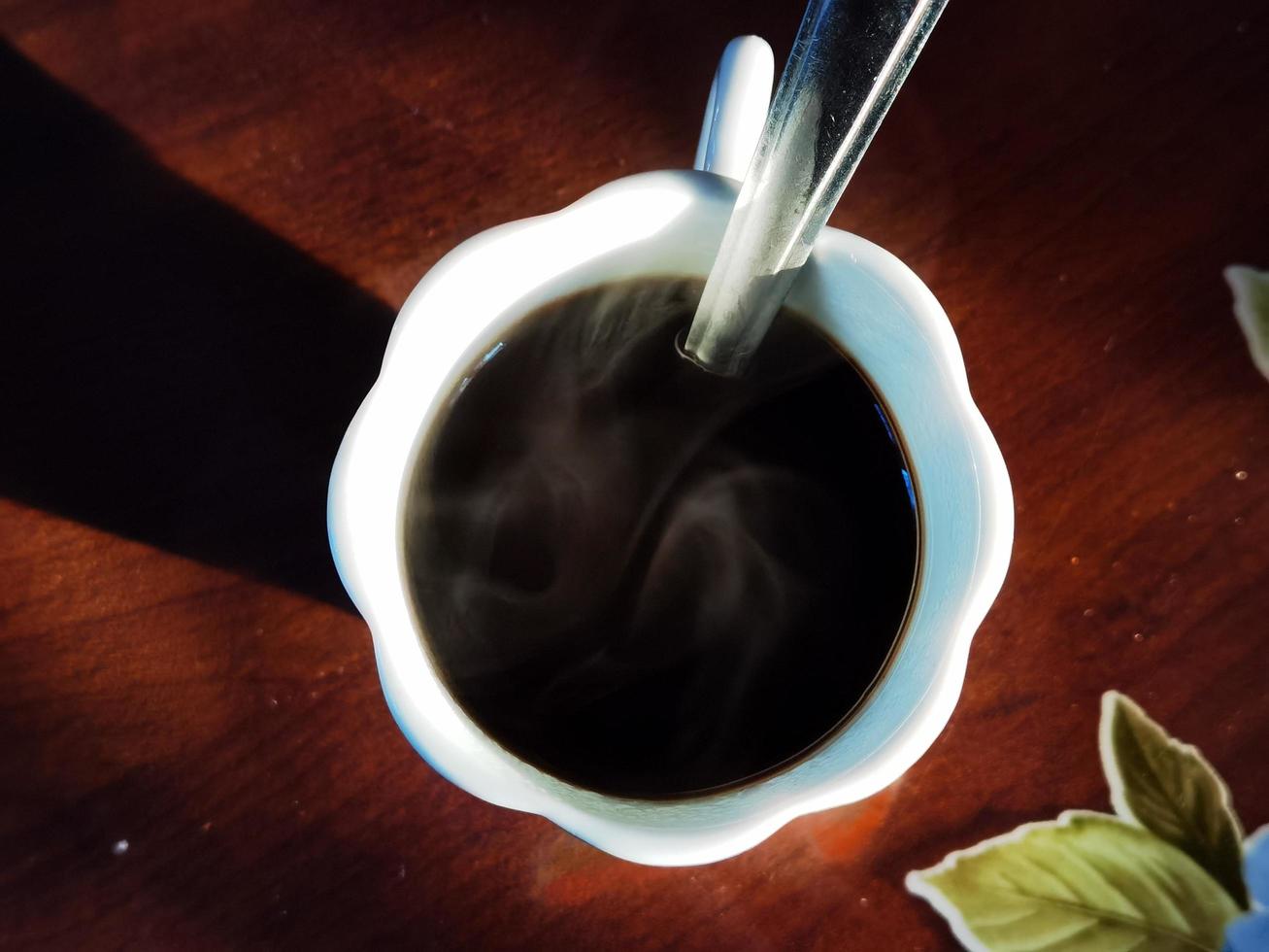 taza de café negro humeante en un restaurante italiano en el oeste de liguria foto