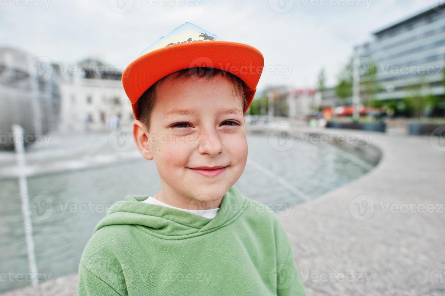 fantasma Mayo Omitido cierra el retrato de un niño con gorra naranja y capucha verde. 11728212  Foto de stock en Vecteezy